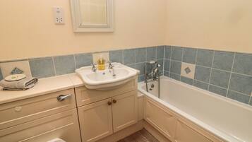 Cottage | Bathroom | Shower, hair dryer