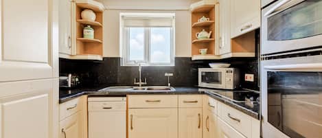 Cottage | Private kitchen | Fridge, dishwasher, highchair, cookware/dishes/utensils