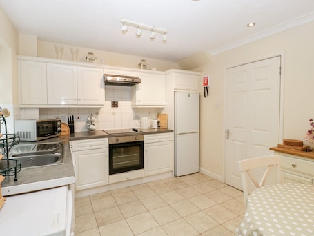 Cottage | Private kitchen | Dishwasher, cookware/dishes/utensils