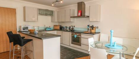 ChaumiÚre | Cuisine privée | Réfrigérateur, four à micro-ondes, surface de cuisson, lave-vaisselle