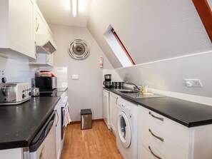 Casa de campo | Cocina privada | Parrilla de estufa, lavavajillas y utensilios de cocina 