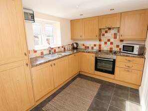 코티지 | 전용 주방 | 냉장고, 식기 세척기, 유아용 의자, 조리 도구/접시/주방 기구