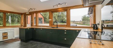 Cottage | Cuisine privée | Lave-vaisselle, batterie de cuisine, vaisselle et ustensiles