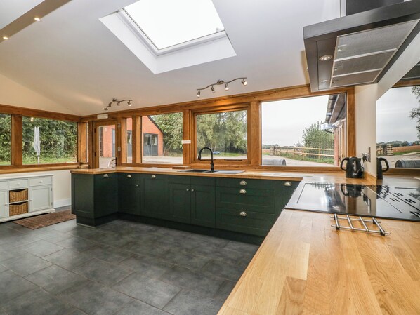 Cottage | Private kitchen | Dishwasher, cookware/dishes/utensils - Durstone Cottage (Bromyard)