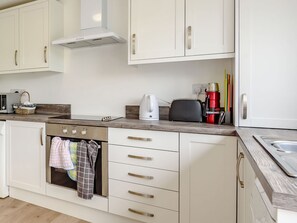 Cottage | Private kitchen | Stovetop, dishwasher, high chair, cookware/dishes/utensils - 3 Tyn Y Mynydd (Betws-Y-Coed)