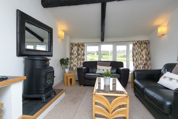 Cottage | Woonruimte | Een televisie