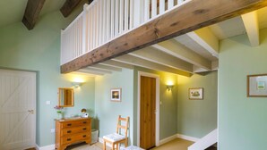 Une chambre à coucher avec un lit, une commode, une chaise et une porte.