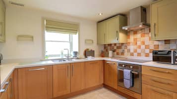 Peti sejuk, ketuhar gelombang mikro, dapur, mesin basuh pinggan mangkuk