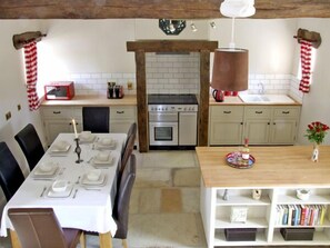 Cottage | Interior - Honeystone (Leek)