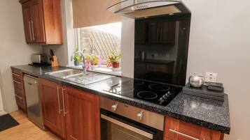 Casa de campo | Cocina privada | Parrilla de estufa, lavavajillas, periquera y utensilios de cocina