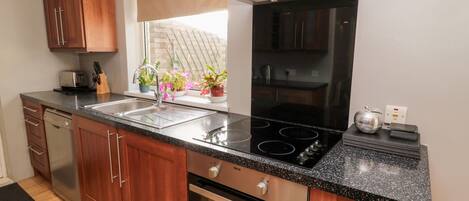 コテージ | 専用キッチン | コンロ、食器洗い機、ハイチェア、調理器具と食器