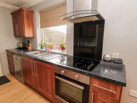 Placa de cocina, lavavajillas, silla alta para bebés