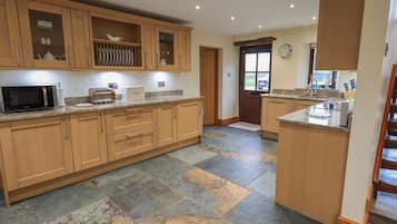 Ferienhaus | Eigene Küche | Kühlschrank, Mikrowelle, Herdplatte, Geschirrspüler