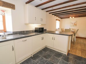 Cottage | Private kitchen | Dishwasher, high chair, cookware/dishes/utensils - Stabal-y-gwedd (Abergele)
