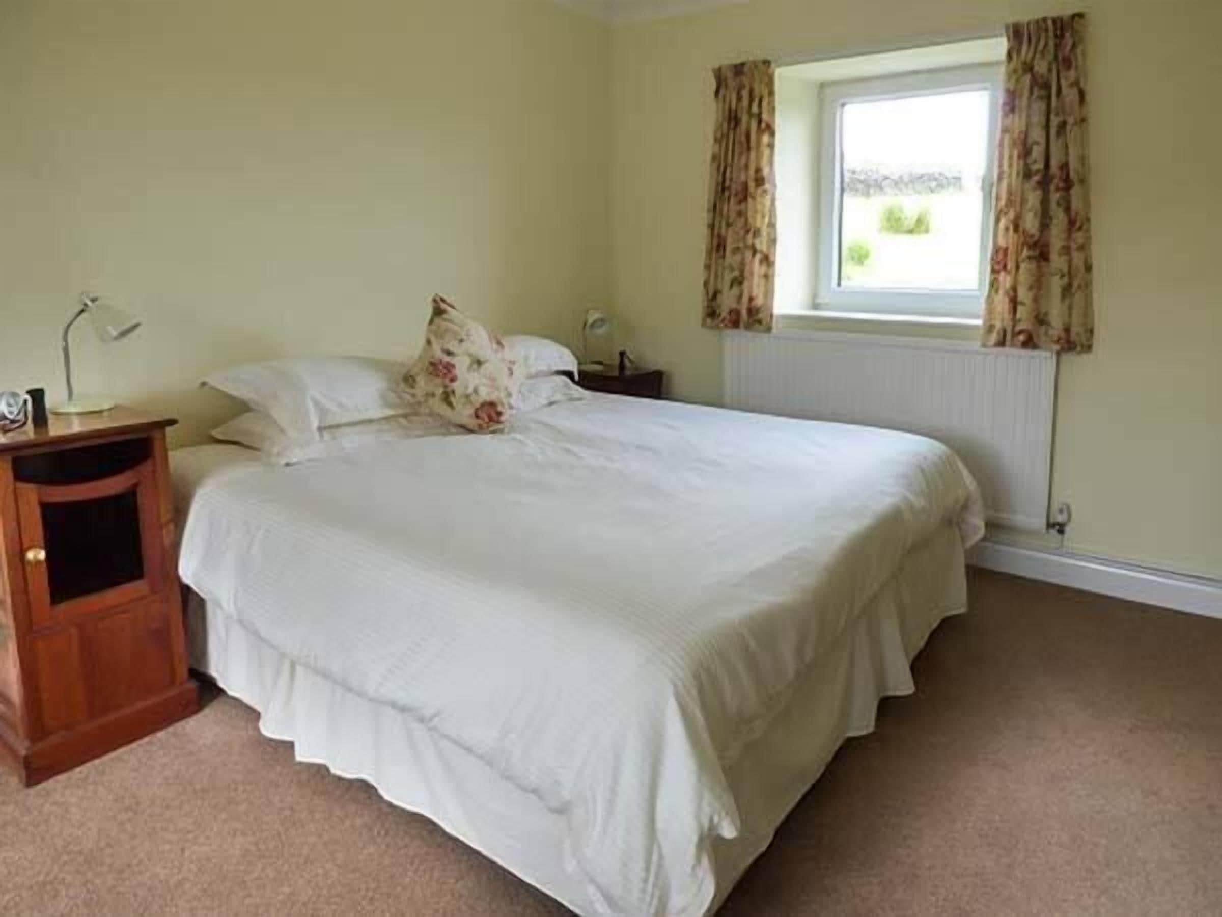 Cottage | 2 bedrooms, individually decorated, individually furnished