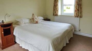 Cottage | 2 bedrooms, individually decorated, individually furnished