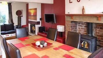 Cottage | Private kitchen | Stovetop, dishwasher, cookware/dishes/utensils