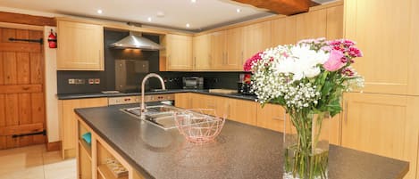 Cottage | Cucina privata | Piano cottura, lavastoviglie, seggiolone, pentole/stoviglie/utensili