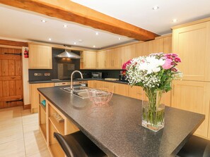 村舍 | 私人厨房 | 炉灶、洗碗机、高脚椅、厨具/餐具