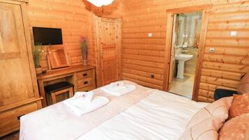Cottage | 2 bedrooms, individually decorated, individually furnished, free WiFi