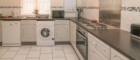 Cottage | Private kitchen | Fridge, microwave, stovetop, dishwasher