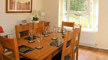 Cottage | Private kitchen | Fridge, dishwasher, highchair, cookware/dishes/utensils