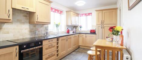 Cottage | Private kitchen | Fridge, dishwasher, cookware/dishes/utensils