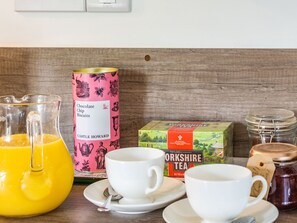 Cottage | Private kitchen | Fridge, microwave, oven, stovetop - Owl's Nest (York)