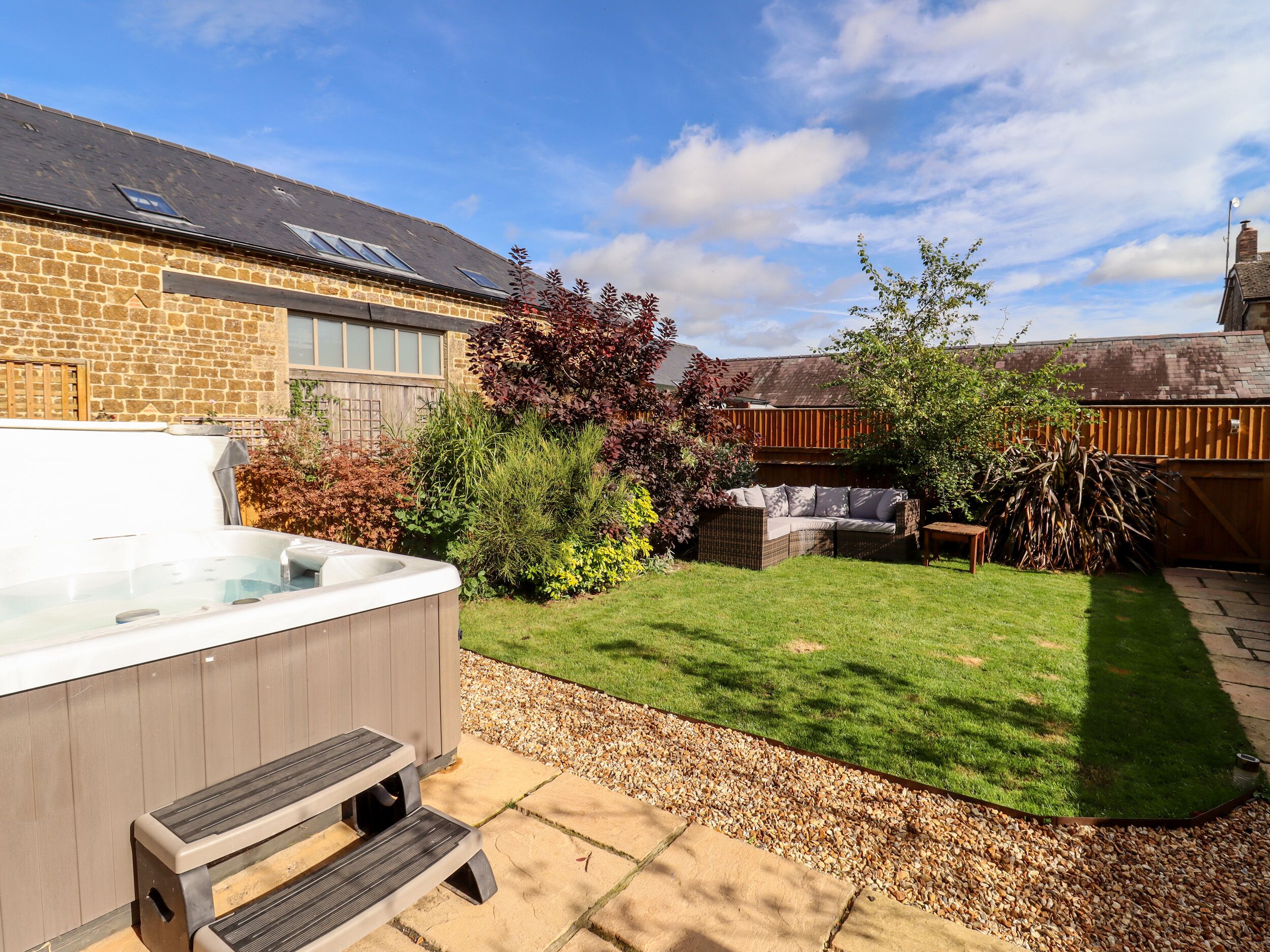 Cottage | Outdoor spa tub