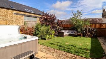 Cottage | Outdoor spa tub