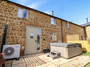 Cottage | Outdoor spa tub - Cow Byre (Chipping Norton)