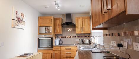 Mökki | Yksityinen keittiö | Jääkaappi, mikroaaltouuni, liesi, astianpesukone