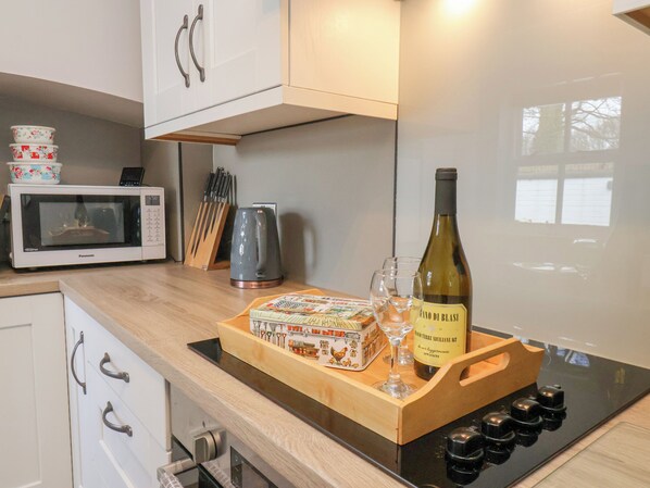 Småhus | Eget kjøkken | Oppvaskmaskin, høy barnestol og kjøkkenutstyr