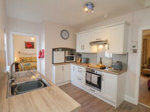 Småhus | Eget kjøkken | Oppvaskmaskin, høy barnestol og kjøkkenutstyr