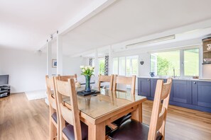 Cottage | Private kitchen | Dishwasher, high chair, cookware/dishes/utensils - Penty (Dolgellau)