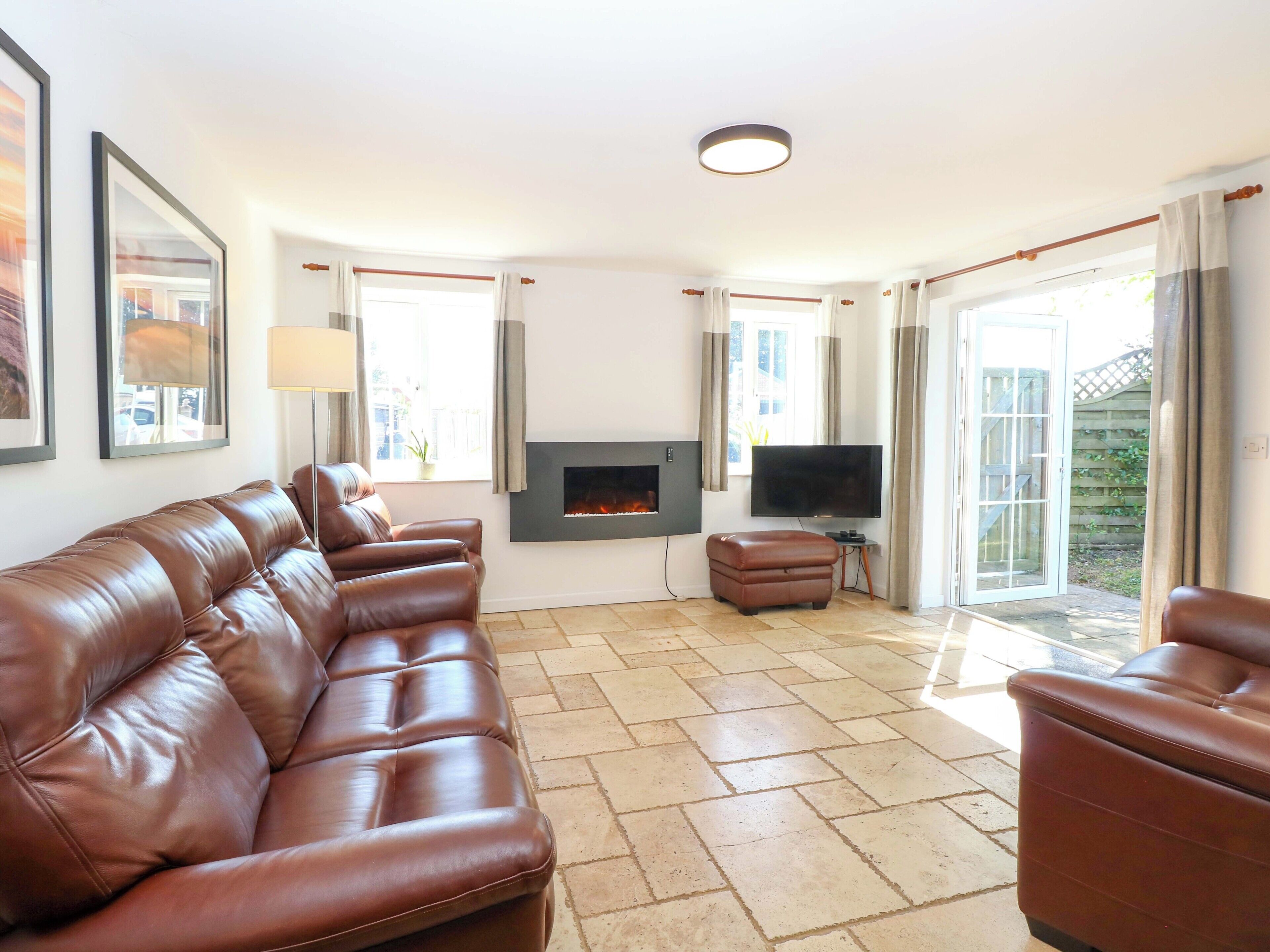 Cottage | Living area | TV