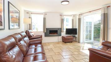 Cottage | Living area | TV