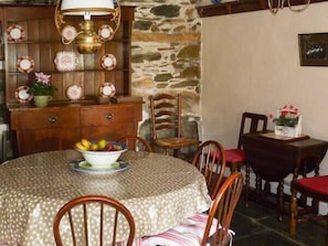 Cottage | Private kitchen | Stovetop, dishwasher, cookware/dishes/utensils