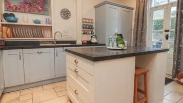 Cottage | Private kitchen | Fridge, microwave, stovetop, dishwasher