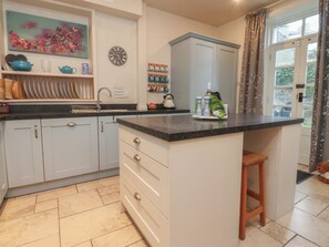 Cottage | Private kitchen | Fridge, microwave, stovetop, dishwasher - Canalside Cottage (Keighley)