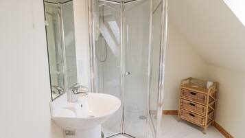 Cottage | Bathroom | Shower, hair dryer