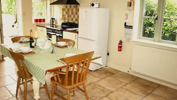 Cottage | Private kitchen | Fridge, microwave, stovetop, dishwasher