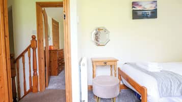 Cottage | 2 bedrooms, individually decorated, individually furnished, free WiFi