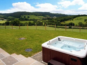 Cottage | Outdoor spa tub