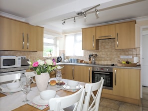 Cottage | Private kitchen | Dishwasher, highchair, cookware/dishes/utensils - Glan Y Don Bach (Pwllheli)