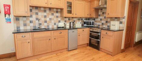 Cottage | Private kitchen | Fridge, microwave, stovetop, dishwasher