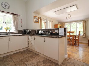 Cottage | Private kitchen | Fridge, microwave, stovetop, dishwasher - The Lambing Shed (Rhyl)