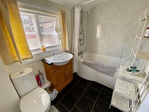 Cottage | Badkamer | Een douche