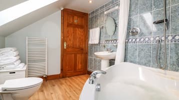 Cottage | Badkamer | Een douche, een haardroger