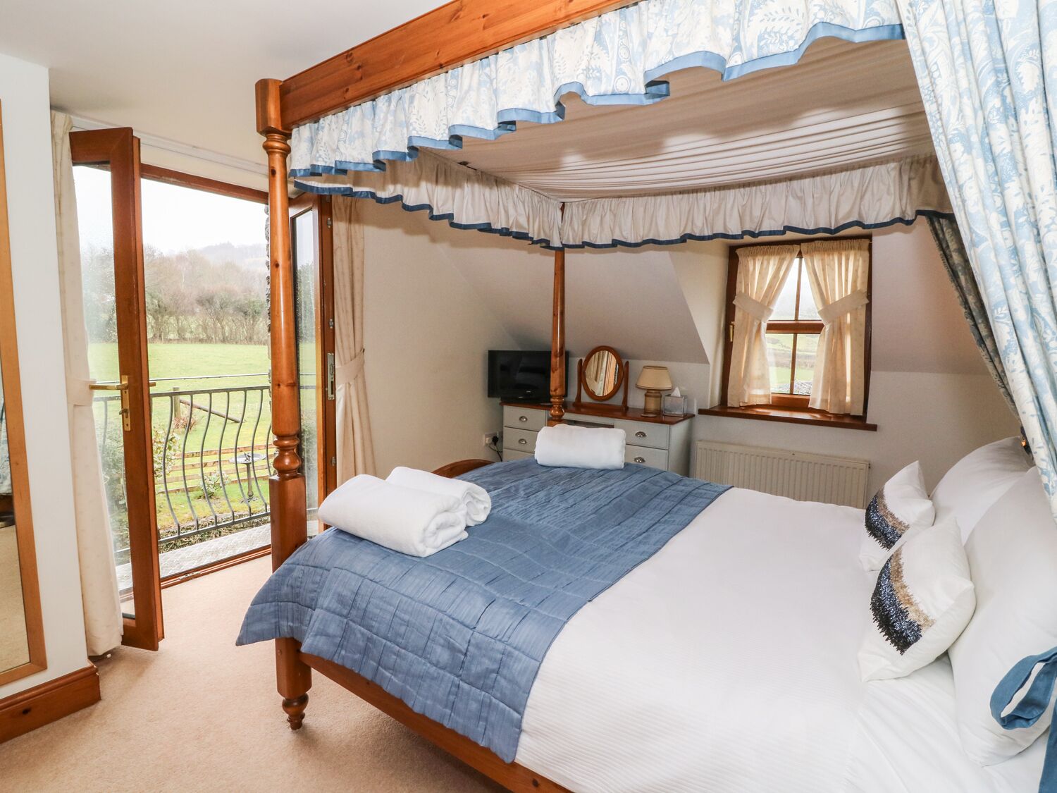 3 habitaciones, decoración personalizada y muebles diferentes 